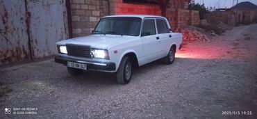 VAZ (LADA): Vaz 2107, ağ rəng, 4 qapılı sedan. Xüsusiyyətlər: - Klassik kuzov — 7