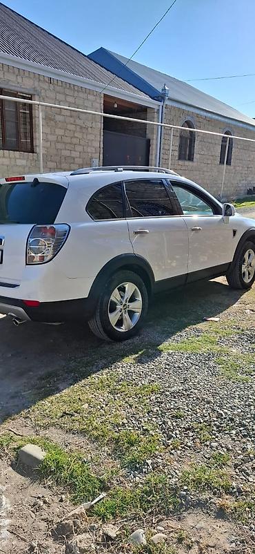 spoyler: Chevrolet Captiva – ağ rəngli, 5 qapılı SUV Xarici: - Ağ kuzov, qara — 2