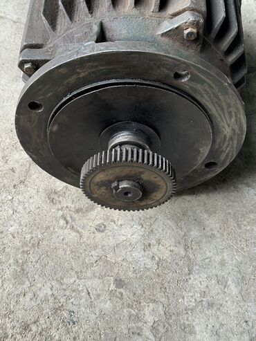 Запчасти и аксессуары для бытовой техники: Продаю Двигателя 3 фазный Асенхроный 4. КВ 1500 оборотов 5 кВ 1500 — 3