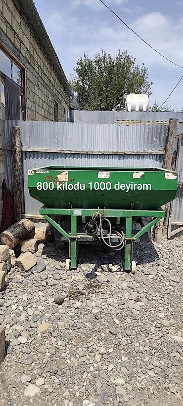 gəncə traktor: Krom Tersan markalı traktor qoşqulu mineral gübrə səpən (PTO ilə). - — 2