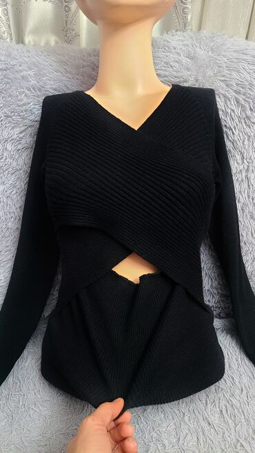 женские черные свитера: Женский свитер