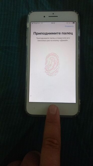 один наушник: IPhone 8 Plus, Б/у, 128 ГБ, Чехол