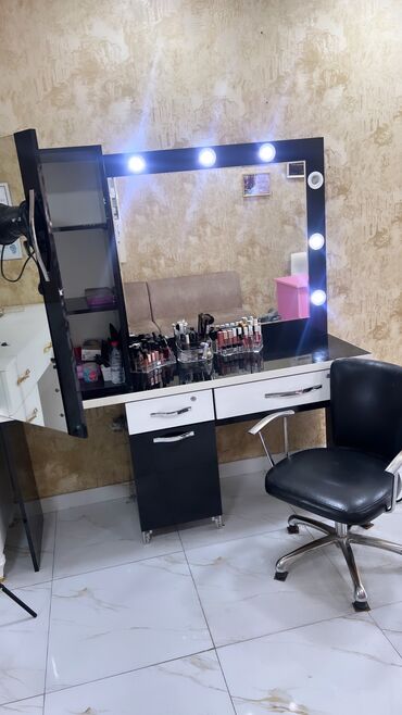 güzgülü salon: Б/у, Стол для макияжа, С зеркалом