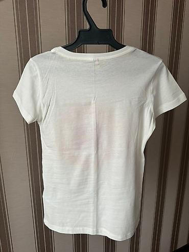 juice couture: Белая футболка от Juicy Couture с круглым вырезом. На груди расположен — 3