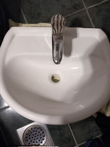 wc šolja i bide u jednom: Lavabo sa slavinom, moze i odvojeno