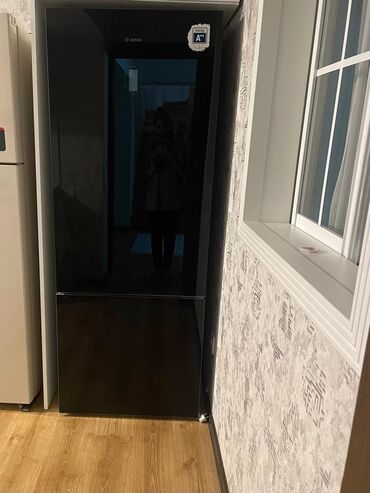 Soyuducular: Xarab 2 qapılı Bosch Soyuducu Satılır, rəng - Qara, Təkərli