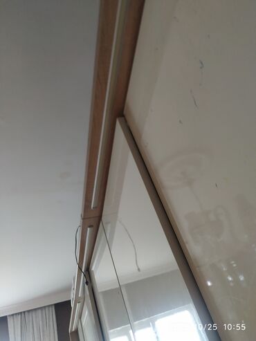 qaşıq dəsti: Mebel dəsti - Geniş qarderob: 6 qapılı, ağ parlaq ön panellər və açıq