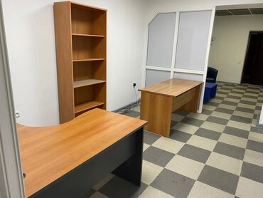 сдаю место ошский рынок: Сдаю Офис, 70 м², В бизнес центре, 1 линия