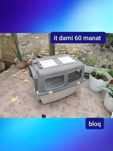 Daşıma çantaları: Məhsul: It daşıma qutusu (it damı) Təsvir: - Sərt plastik korpus, iki