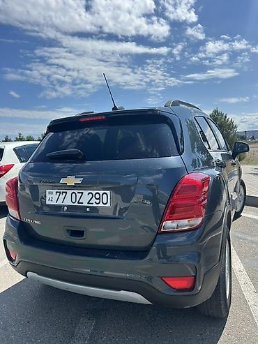 07 şəkilləri yüklə: Chevrolet Trax kompakt krossover. Tünd boz rəngli кузов, 5 qapılı SUV — 3