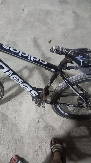 İdman velosipedləri: Velosiped – dağ tipli, 26" təkərli Xüsusiyyətlər: - Çərçivə — 9