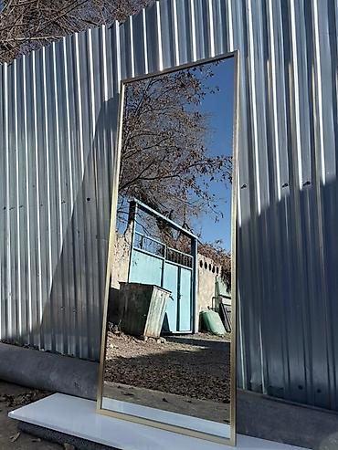 В наличии Зеркало с золотистой рамой, рамка ПВХ Размер рамки: 2,4 см