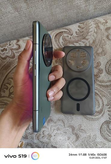 a 11: Смартфон Xiaomi 13 Ultra (задняя крышка зелёная, текстурированная — 2