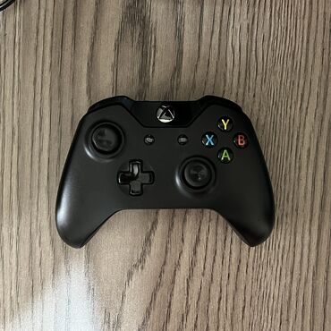 Xbox One: Xbox one controller 

ev shirayetinde istefade olunub. Model 1537