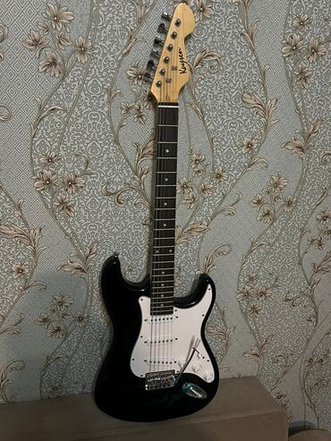 Gitaralar: Qara rəngli Kaysen Stratocaster Elektro Gitara. 2 ay əvvəl alınıb və