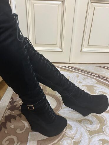Qadınlar üçün nəzərdə tutulmuş bu qara rəngli dizüstü çəkmələr, zərif