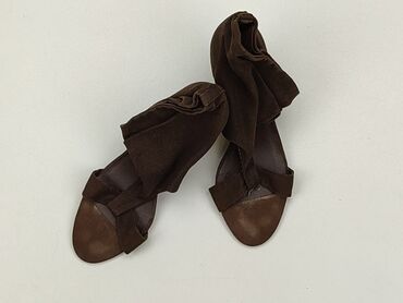 plisowane spódnice brązowa: Sandały i klapki