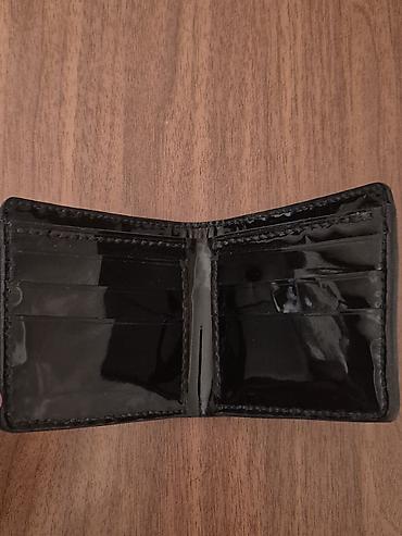 pul qabları: Qara rəngli kişi cüzdanı - Material: parlaq (laklı) səthli süni dəri — 2