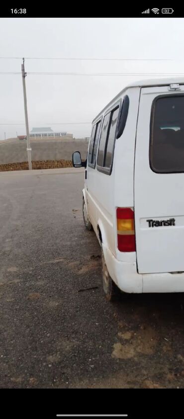 diski teker 16: Bu, arxa tərəfdən çəkilmiş ağ rəngli Ford Transit markalı bir