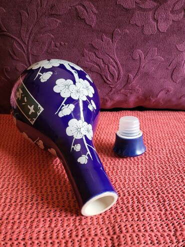 Čaše: Flasa nova za pice porcelan,kobalt,rucno oslikana Kina 1953g. Flasa — 12