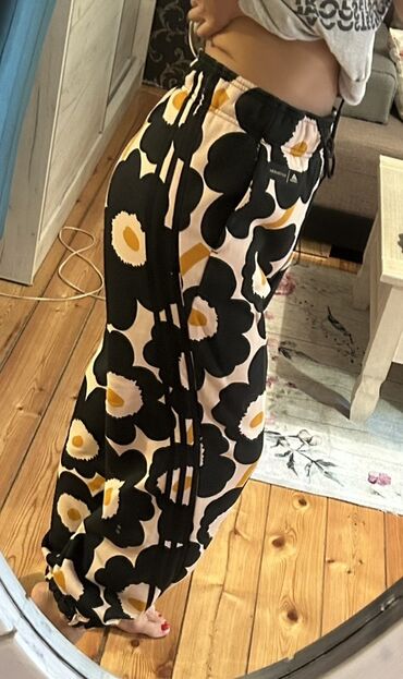 Donji delovi trenerke: Nova Adidas Marimekko trenerka. Naznačena veličina je S, ali odgovara — 4