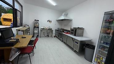Киоск уличного питания с оборудованной кухней и зоной для гостей