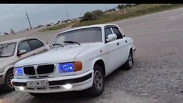disk satisi: VAZ Volga sedan – ağ rəng, klassik kuzov dizaynı. Mator noldan — 1