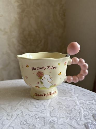 фрукты в корзине: Керамическая чашка с ложечкой «The Lucky Rabbit». - Материал — 2