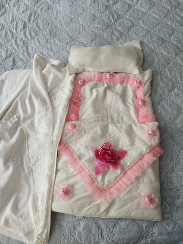 белая блуза: Продаю конверт одеяло и подушка на выписку. Цветочки отстегиваются