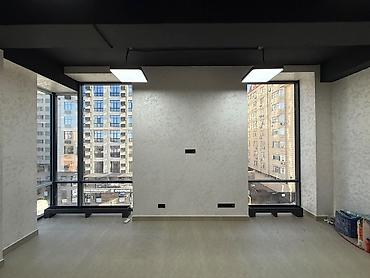 Коммерциялык мүлк: Ижарага Толугу менен кеңсе: 60 м², Бизнес борборунда, Ремонту менен, Биринчи катар — 3