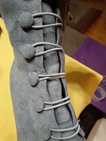 Ostala ženska obuća: Braon čizmice br. 40,sve koža,1900 din nošene . Crvene — 10