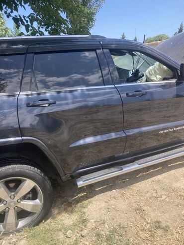 Jeep: Jeep Grand Cherokee – yaş asfalt rəngli, tam ölçülü SUV — 3