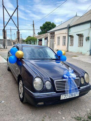 3 kameralı videoregistrator: Tünd göy rəngdə Mercedes-Benz E-Class (W210) sedan avtomobili. Model
