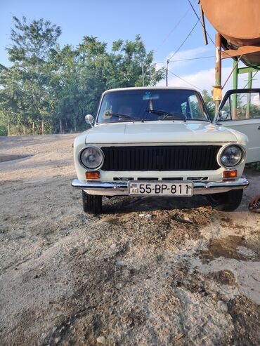 VAZ (LADA): Ağ rəngli, klassik dizaynlı VAZ-2106 markalı avtomobil. Avtomobilin