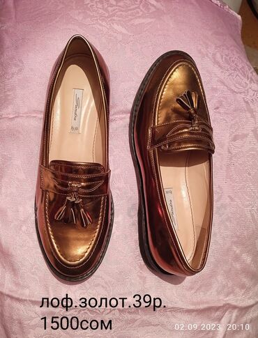 туфли мужские 40 размер: Красивые, модные лоферы полностью кожаные. размер 39, производство