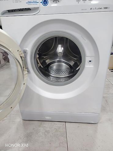 6 a: Indesit markalı ön yükləməli paltaryuyan maşın. Ağ rəngdədir və — 2
