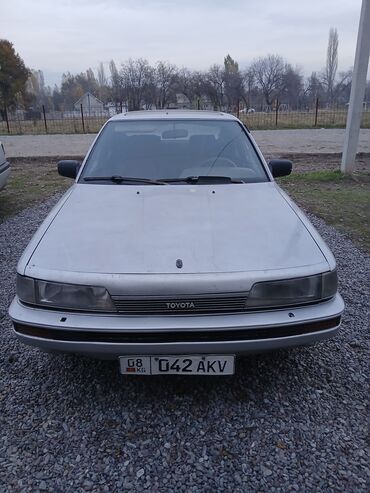 Toyota: Toyota Camry: 1988 г., 2 л, Механика, Бензин, Седан