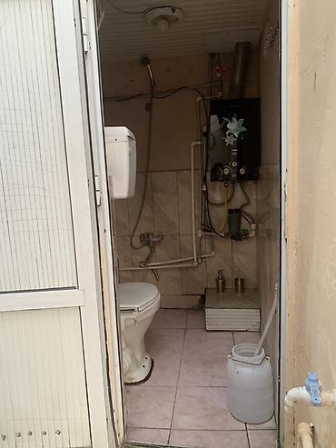 - Plan: girişdə dəhliz, 2 yaşayış otağı, ayrıca kiçik mətbəx, sanitar