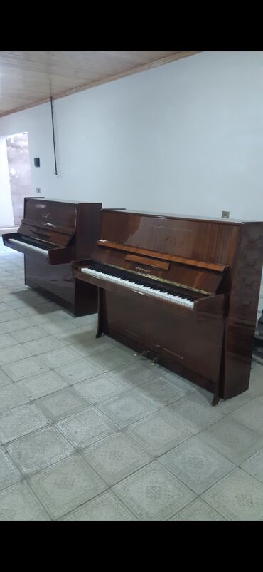 sintezator va 7: Upright pianolar – klassik dizaynlı, parlaq qəhvəyi ağac korpusu ilə