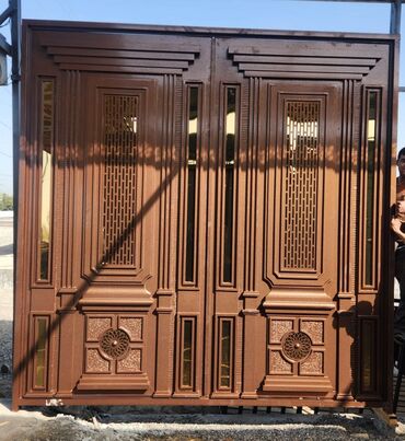 Другие строительные материалы: Металлические ворота с коваными элементами и навесом из поликарбоната — 14