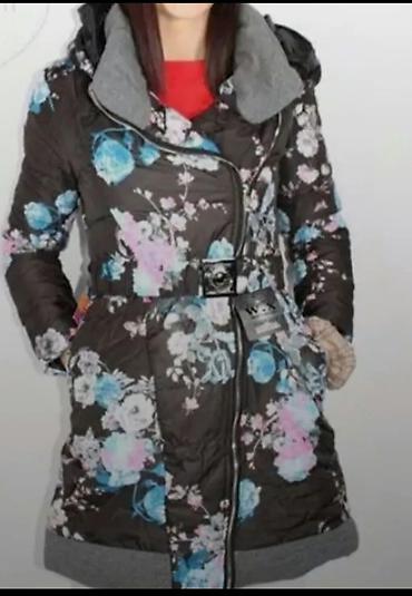 Ženska zimska jakna sa cvetnim printom - Model: duža, strukirana