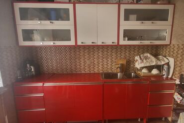 Mətbəx mebeli: Mətbəx mebeli satılır.Çox keyfiyyətlidir.Boyası maşın kraskasıdır