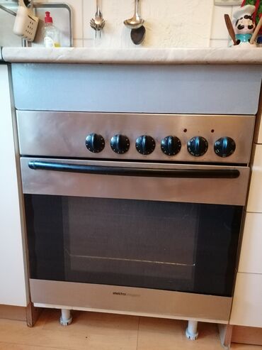 mali sporet sa dve ringle i rernom: Sporet sa ravnom plocom, ugradni ploca i turbo rerna ocuvan, sve
