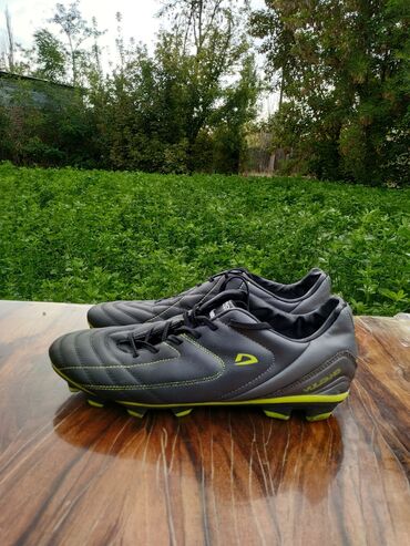 спортивная обувь для футбола: Продается фирменные кроссовки для футбола 43 размер