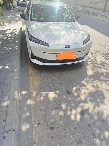 ucuz elektrikli avtomobil: Changan Qiyuan A05: 1.5 l | 2025 il 35 km Sedan — 1