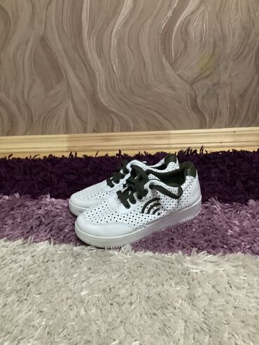 Botinkalar: Ağ rəngli deşikli (perforasiyalı) idman ayaqqabısı - Material: süni