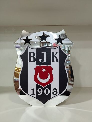 qaqa profil şəkilləri: Gümüşü rəngdə, qalxan formalı, Beşiktaş futbol klubunun loqosu