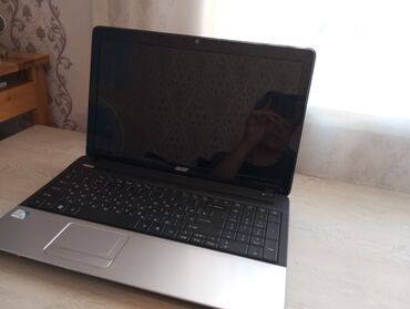 notebook ucuz qiymete: Acer brendinə məxsus noutbuk. Qara və gümüşü rənglərdə olan bu cihaz