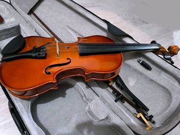 Violine: NA PRODAJU VIOLINA 1/2
Sa kutijom i novim podmetačem
cena 180e — 9