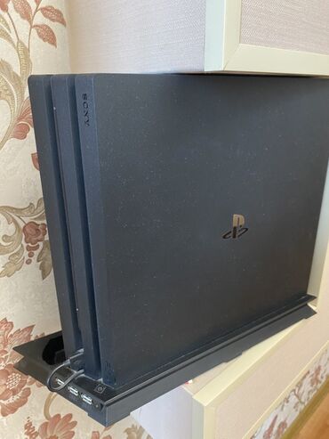 ps 4 2 ci əl: Sony PlayStation 4 Pro oyun konsolu + aksesuarlar Ps 4 pro əla